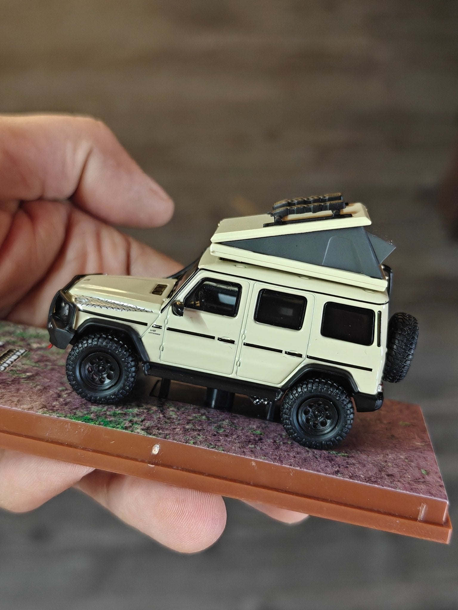 Tarmac Works Mercedes - AMG G63 SUV (Cracked Acrylic Case) - Kinder Logs