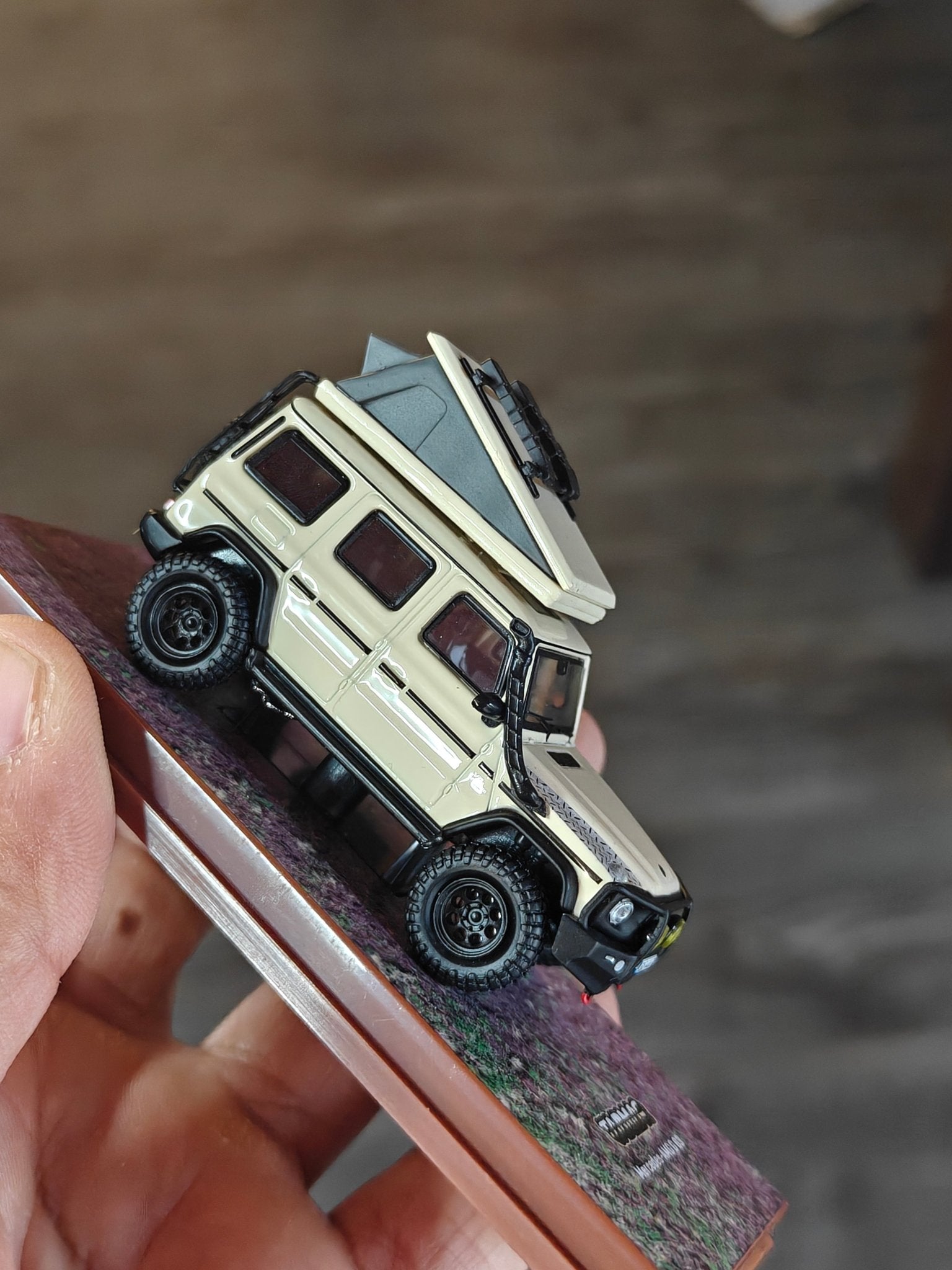 Tarmac Works Mercedes - AMG G63 SUV (Cracked Acrylic Case) - Kinder Logs