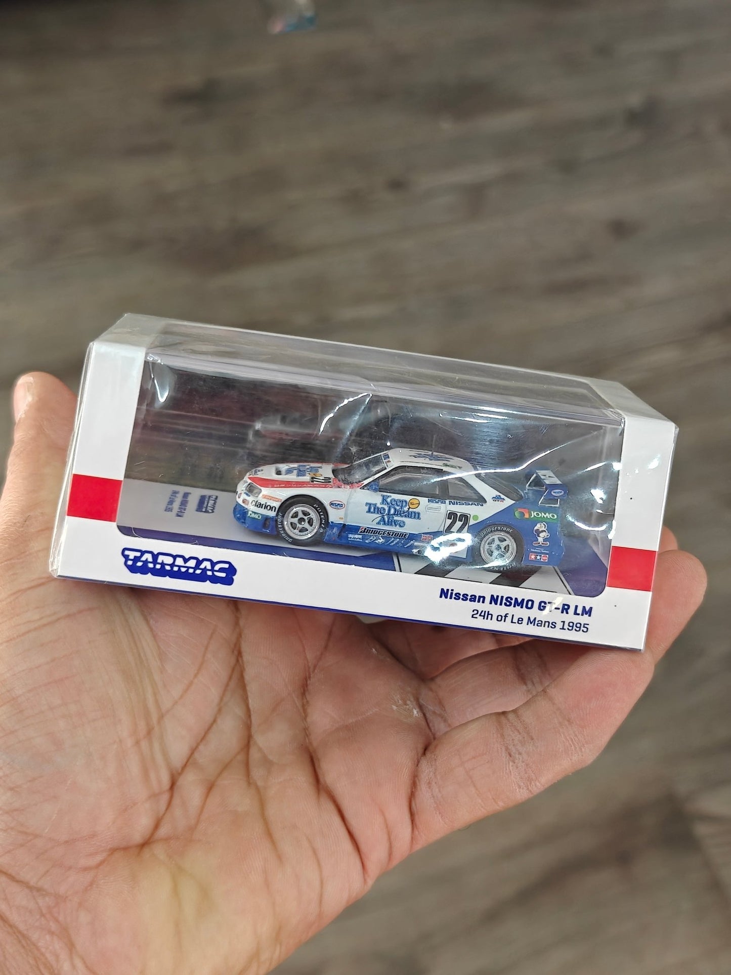 Tarmac Works Nissan NISMO GT - R LM - 24h of Le Mans 1995 (Sealed Box) - Kinder Logs