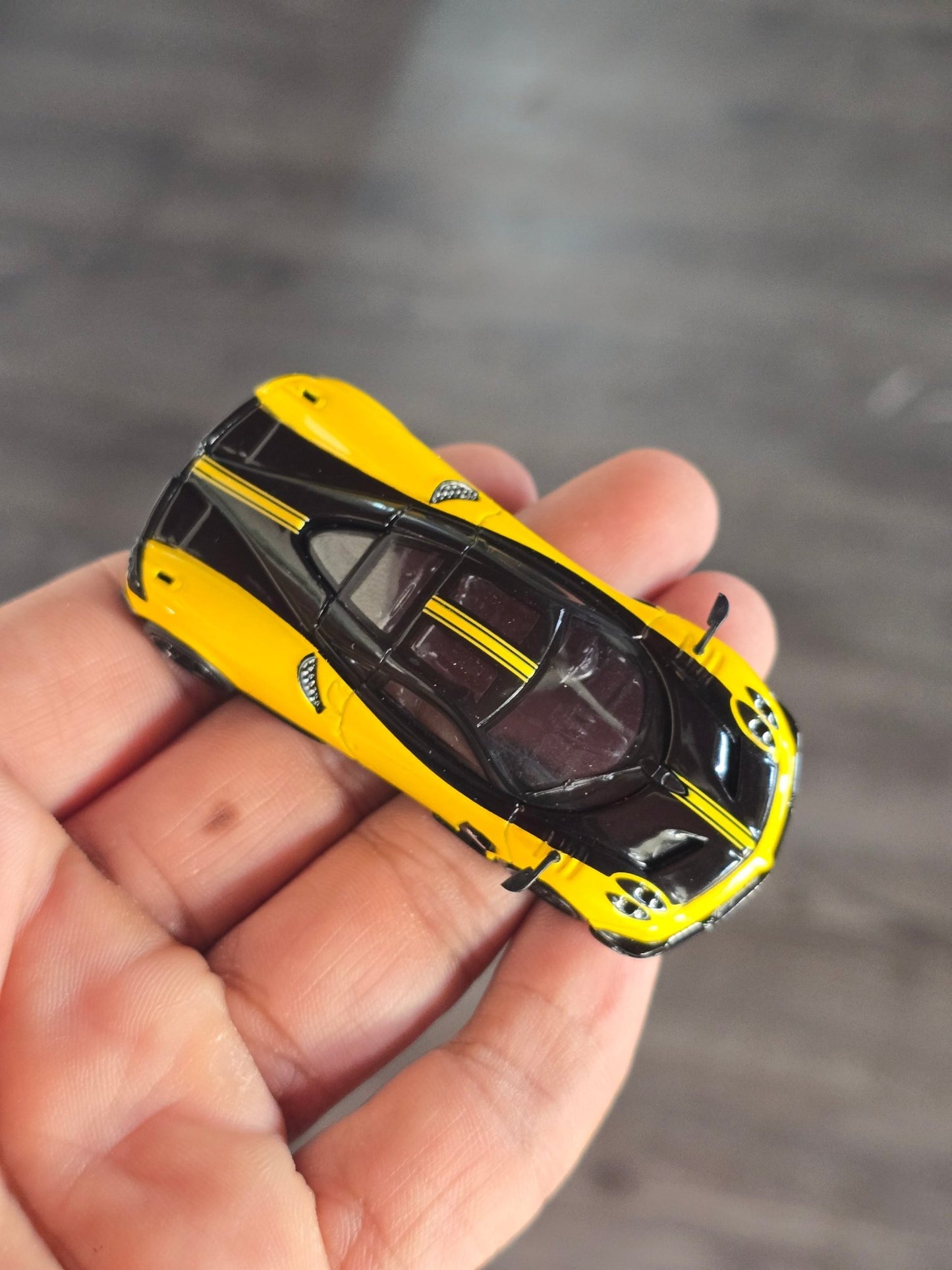 Tarmac Works Pagani Huayra BC Giallo Limone (Open Box) - Kinder Logs