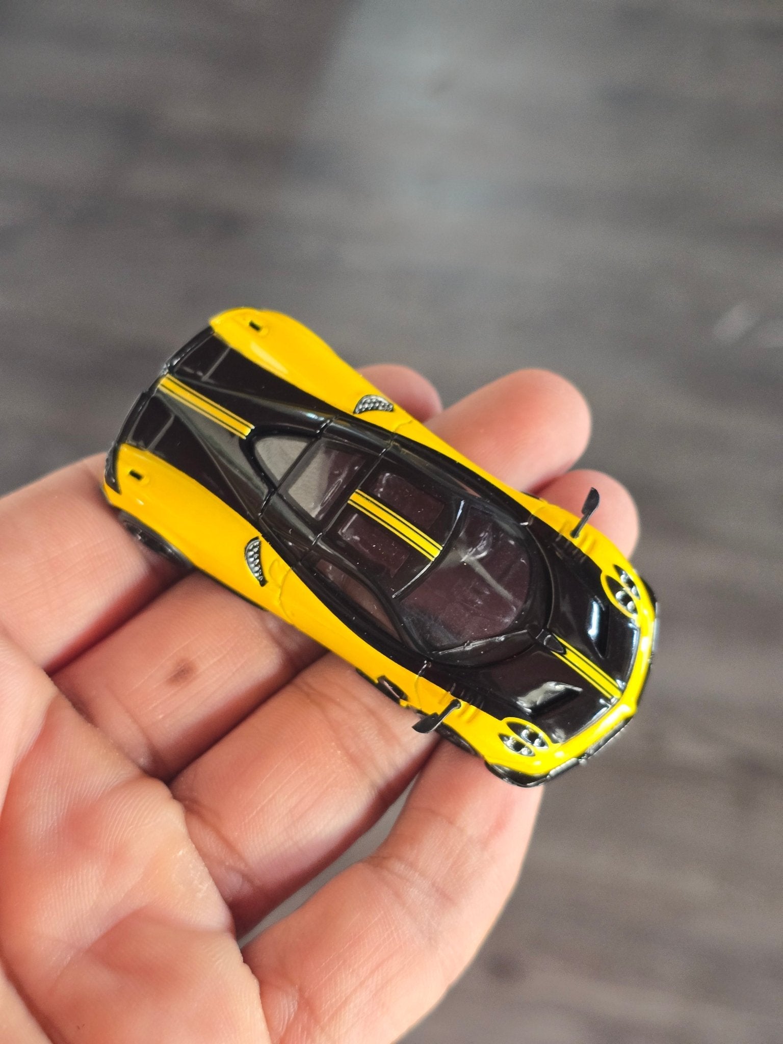 Tarmac Works Pagani Huayra BC Giallo Limone (Open Box) - Kinder Logs