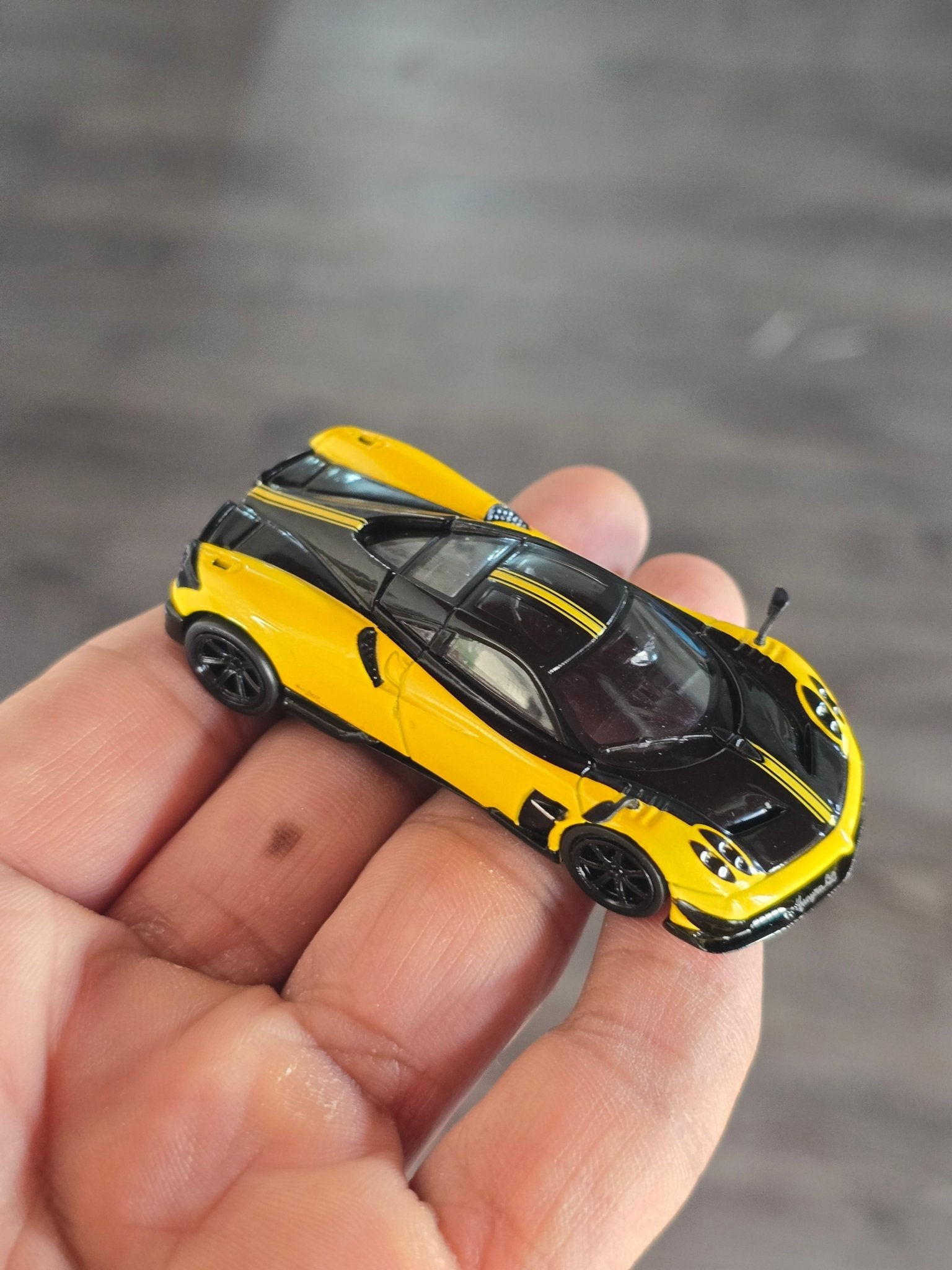 Tarmac Works Pagani Huayra BC Giallo Limone (Open Box) - Kinder Logs