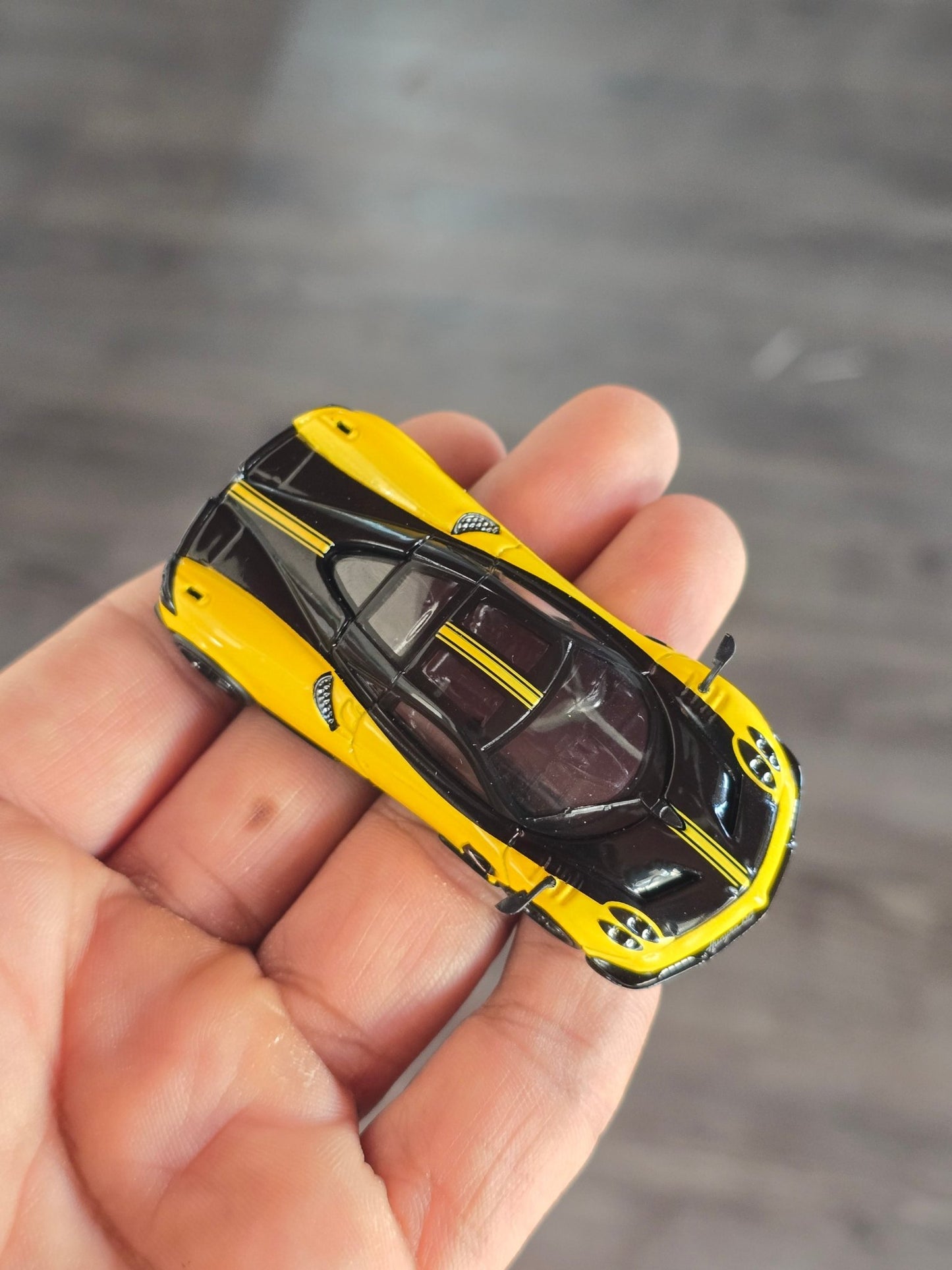 Tarmac Works Pagani Huayra BC Giallo Limone (Open Box) - Kinder Logs