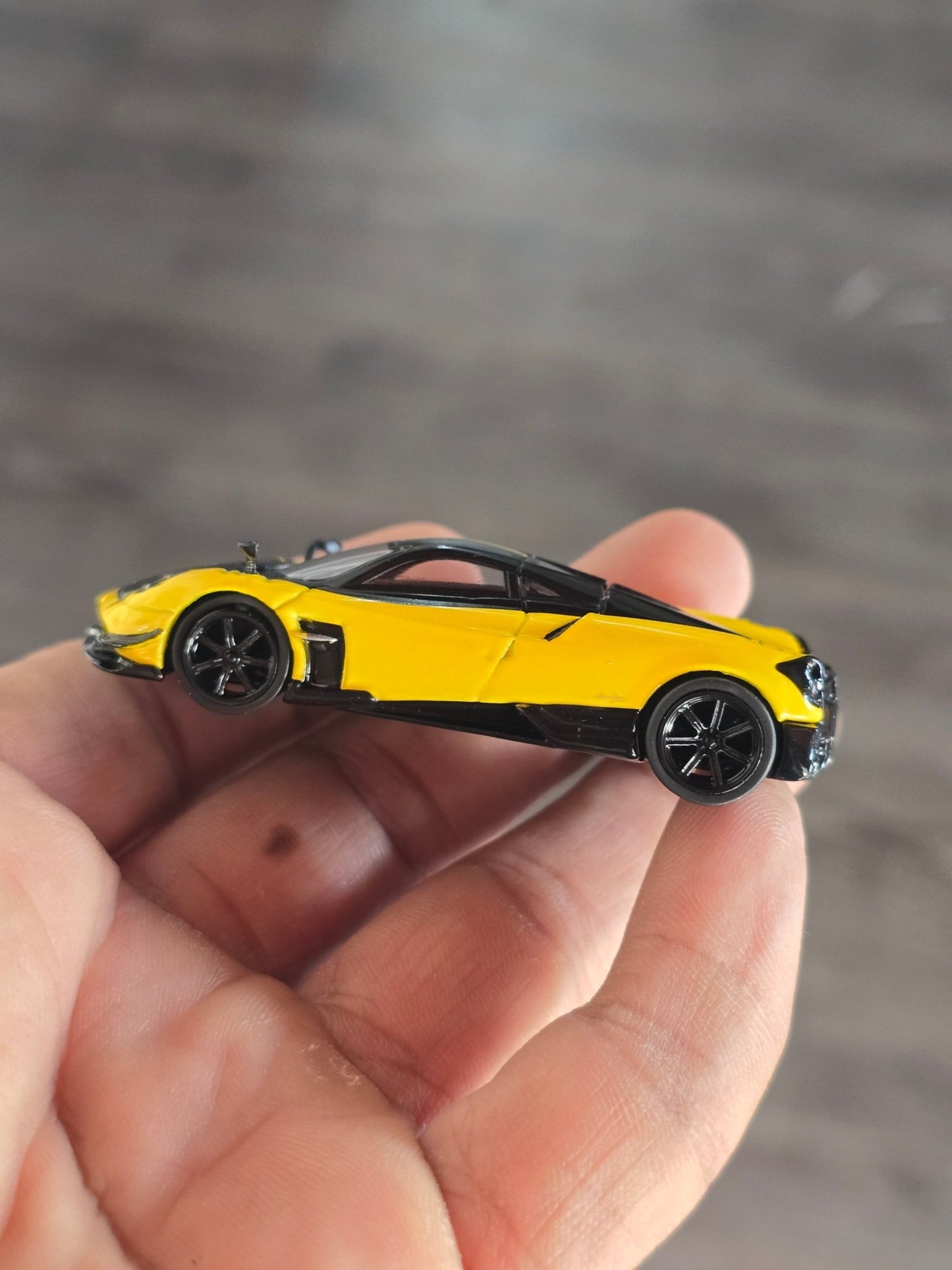 Tarmac Works Pagani Huayra BC Giallo Limone (Open Box) - Kinder Logs