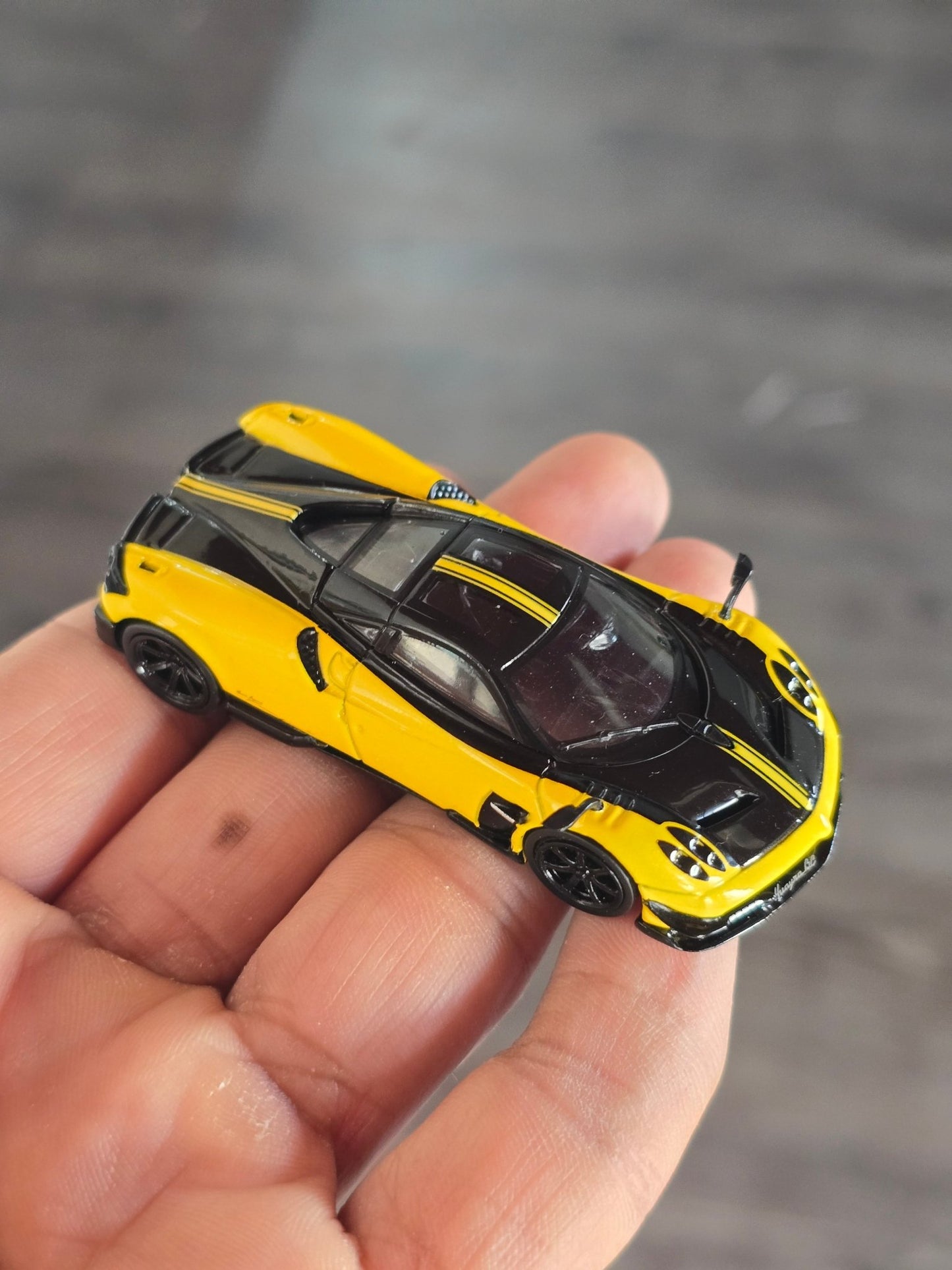 Tarmac Works Pagani Huayra BC Giallo Limone (Open Box) - Kinder Logs
