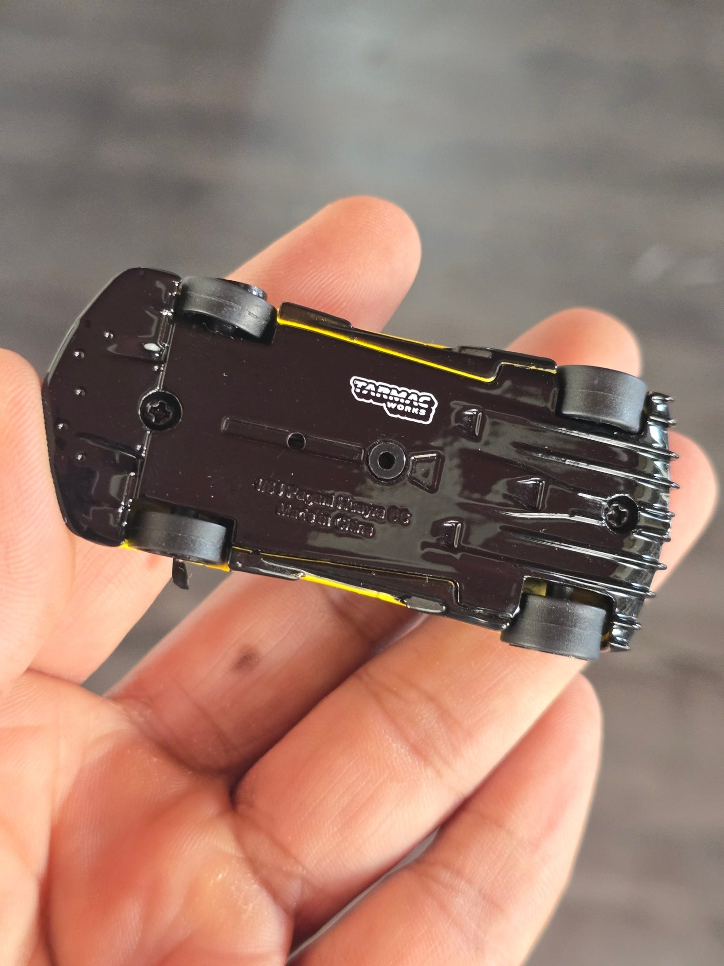 Tarmac Works Pagani Huayra BC Giallo Limone (Open Box) - Kinder Logs