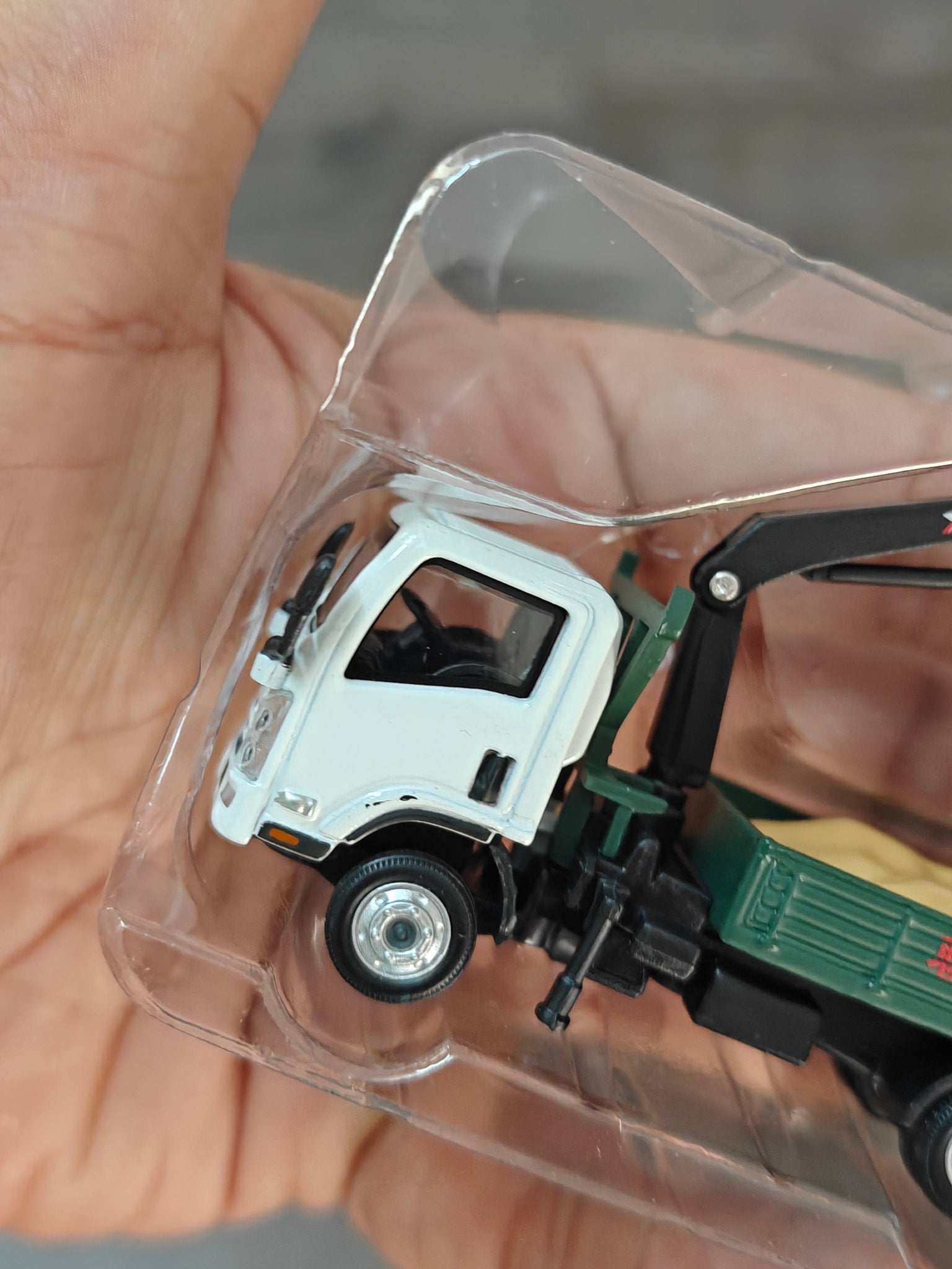 Tiny City Isuzu N Series Grab Lorry Truck (Open Box) - Kinder Logs