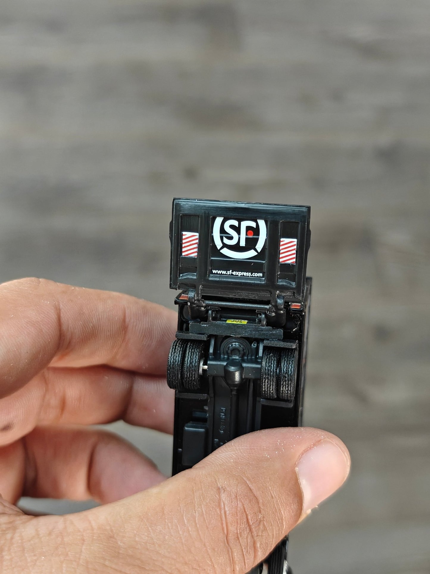 Tiny City Isuzu N Series SF Express Truck - Kinder Logs