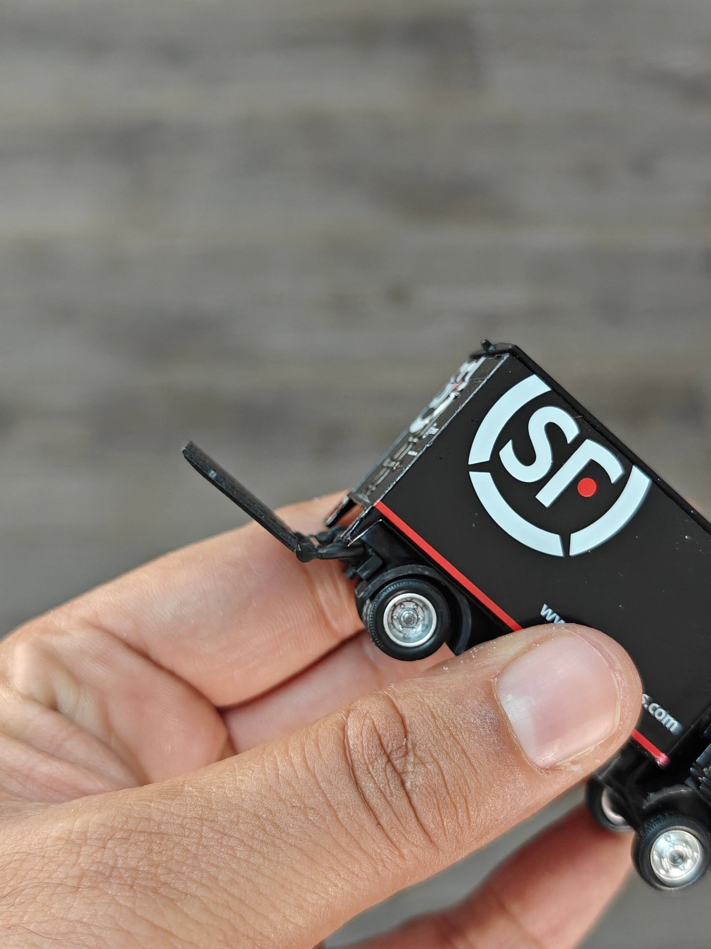 Tiny City Isuzu N Series SF Express Truck - Kinder Logs
