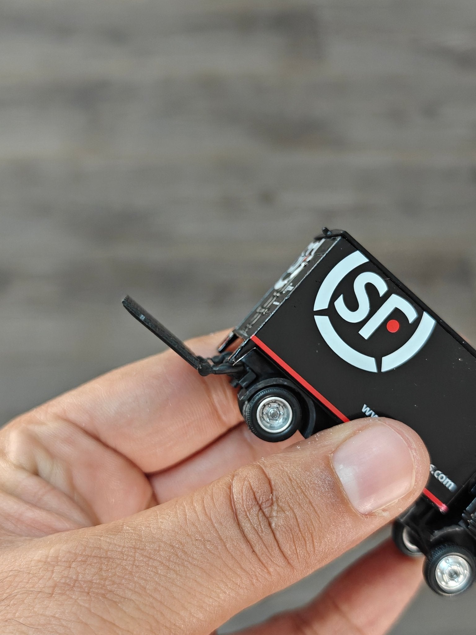 Tiny City Isuzu N Series SF Express Truck - Kinder Logs