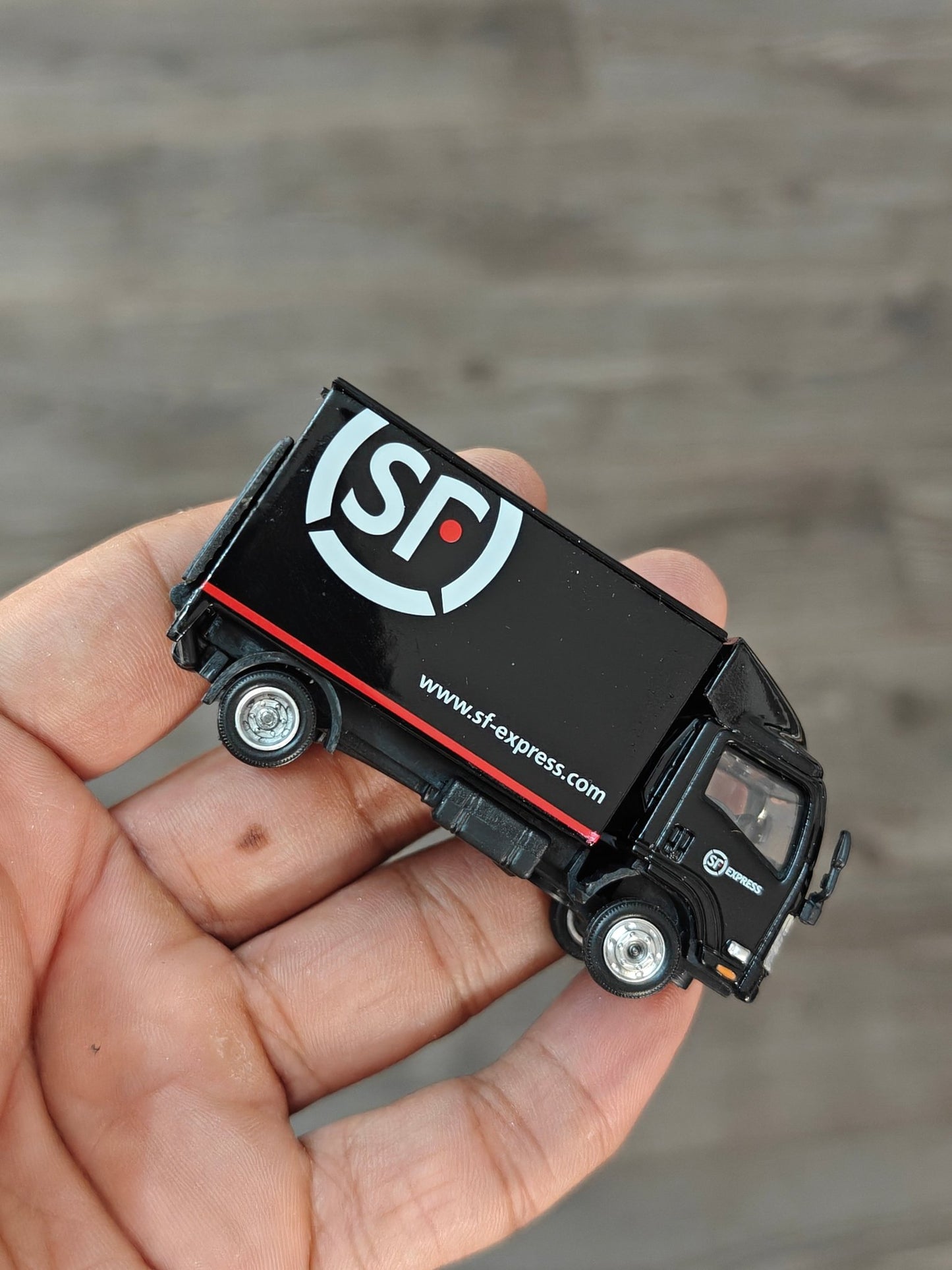 Tiny City Isuzu N Series SF Express Truck - Kinder Logs