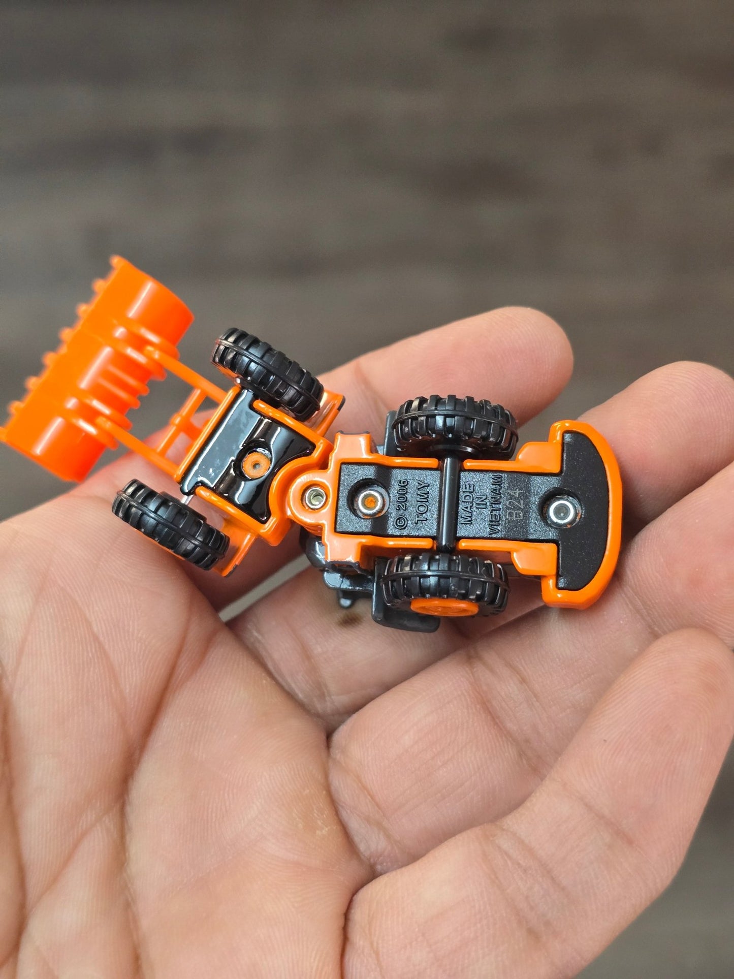 Tomica Hitachi Wheel Loader ZW220 (Uncarded - New) - Kinder Logs