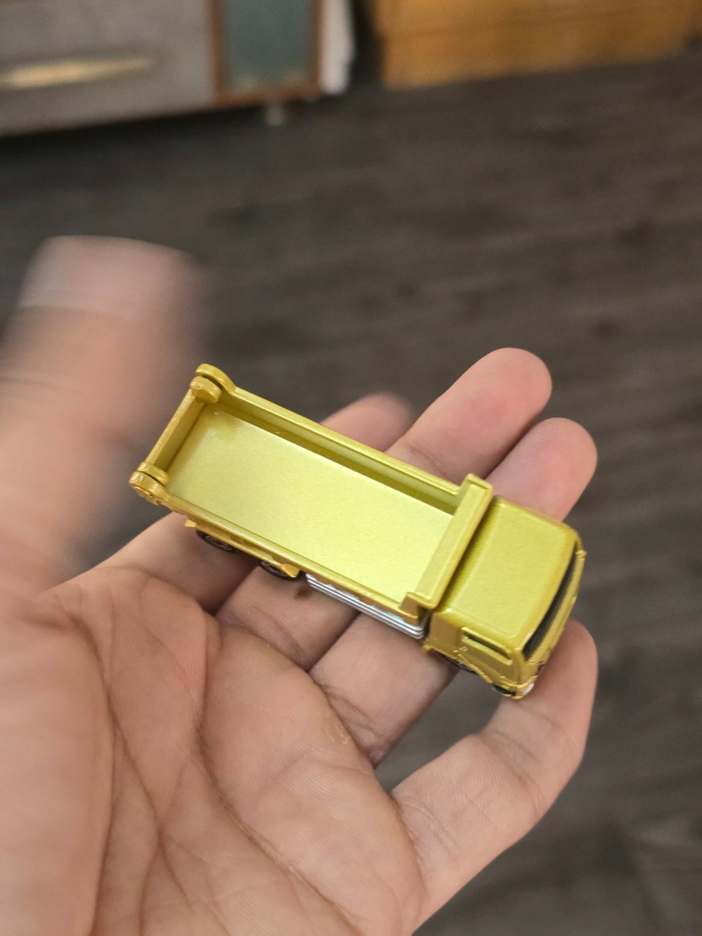 Tomica Isuzu Giga Dump Truck (Uncarded - New) - Kinder Logs