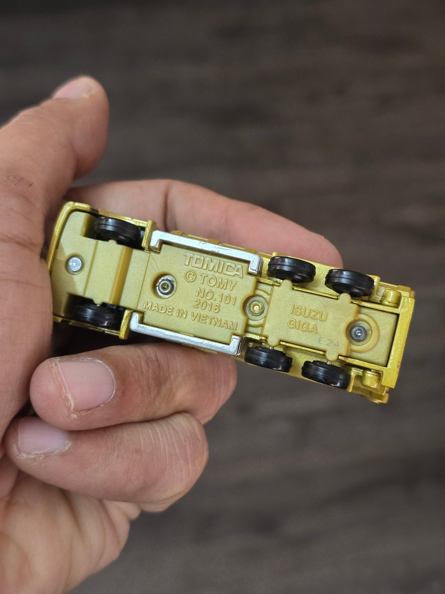 Tomica Isuzu Giga Dump Truck (Uncarded - New) - Kinder Logs