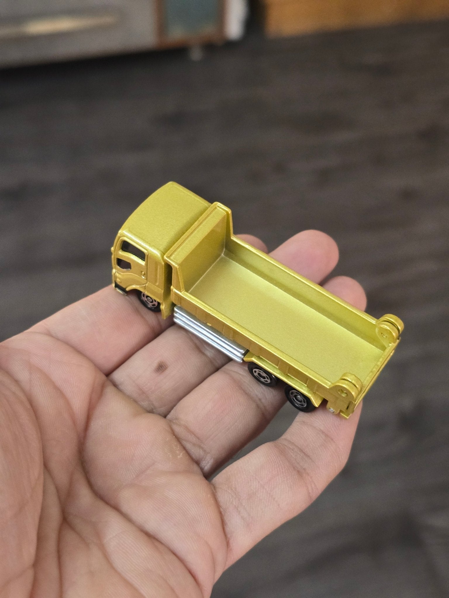 Tomica Isuzu Giga Dump Truck (Uncarded - New) - Kinder Logs