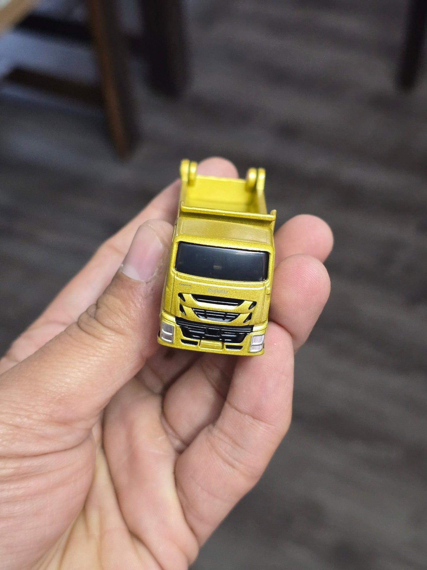 Tomica Isuzu Giga Dump Truck (Uncarded - New) - Kinder Logs