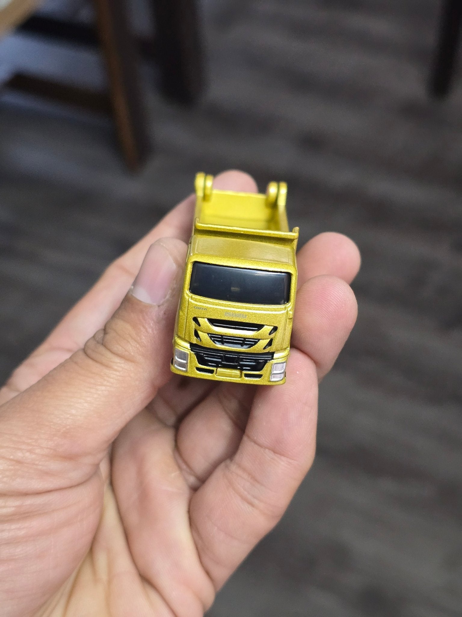 Tomica Isuzu Giga Dump Truck (Uncarded - New) - Kinder Logs