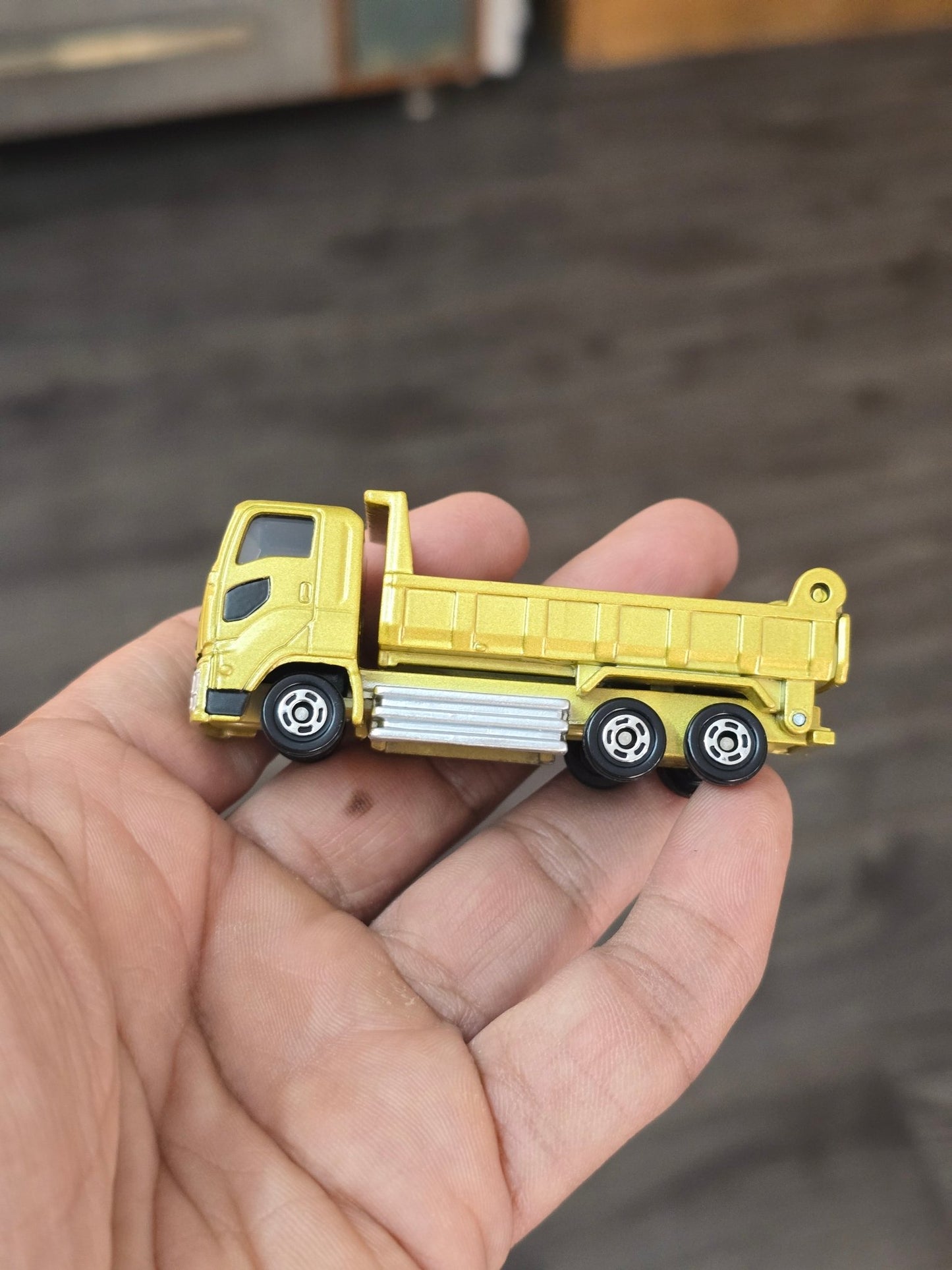 Tomica Isuzu Giga Dump Truck (Uncarded - New) - Kinder Logs