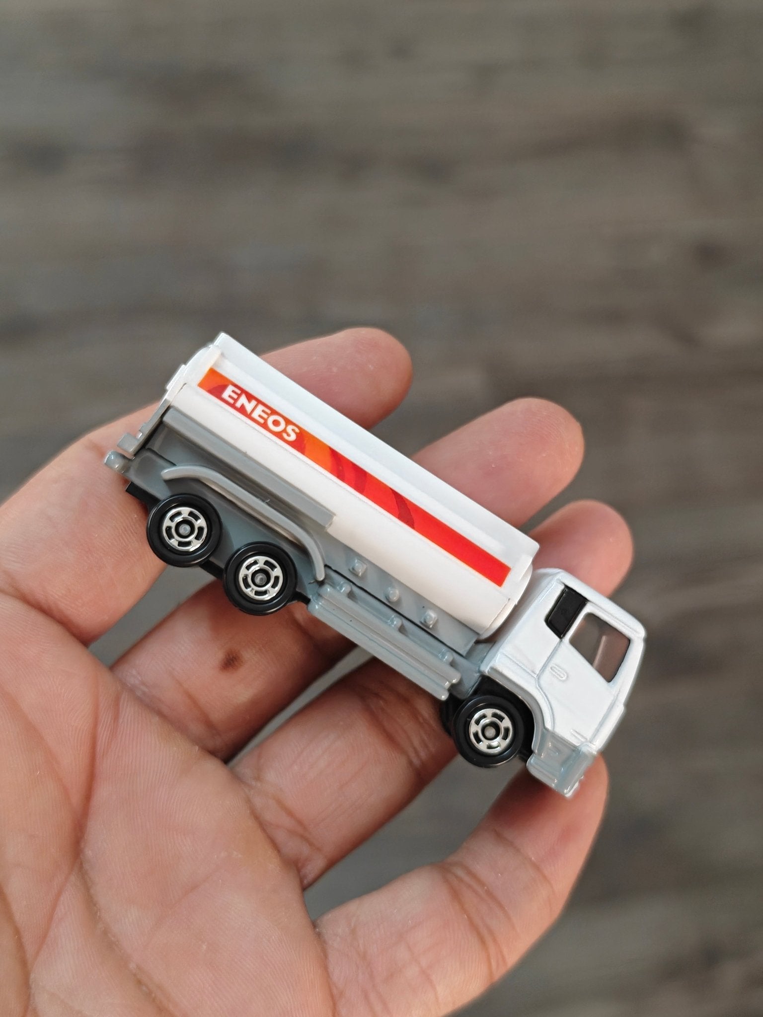 Tomica UD Trucks Quon Eneos Tank Lorry (Tomica 90 - Open Box) - Kinder Logs