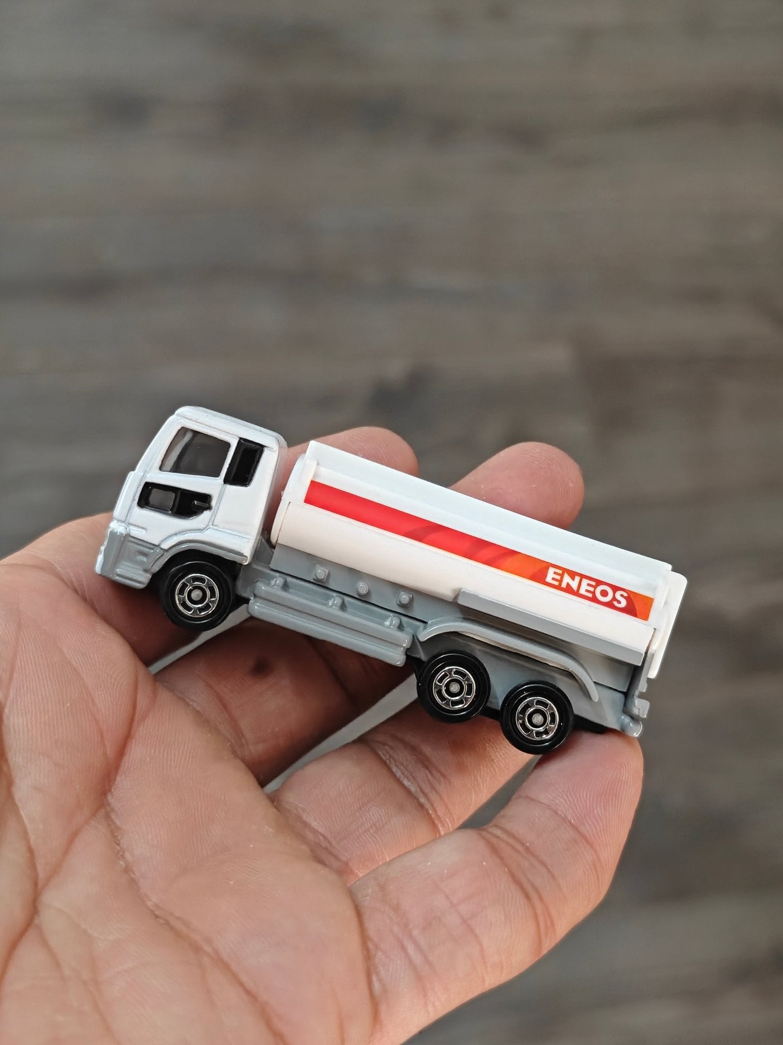 Tomica UD Trucks Quon Eneos Tank Lorry (Tomica 90 - Open Box) - Kinder Logs