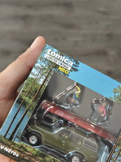 Tomytec LV-N279e Toyota Land Cruiser 60 - Olive (Canoe, Figurines Included) - Kinder Logs