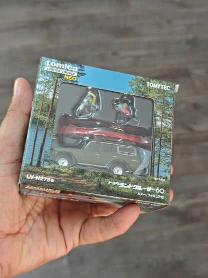 Tomytec LV-N279e Toyota Land Cruiser 60 - Olive (Canoe, Figurines Included) - Kinder Logs