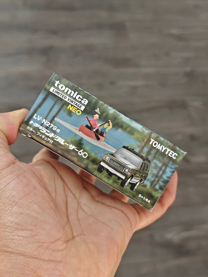 Tomytec LV-N279e Toyota Land Cruiser 60 - Olive (Canoe, Figurines Included) - Kinder Logs