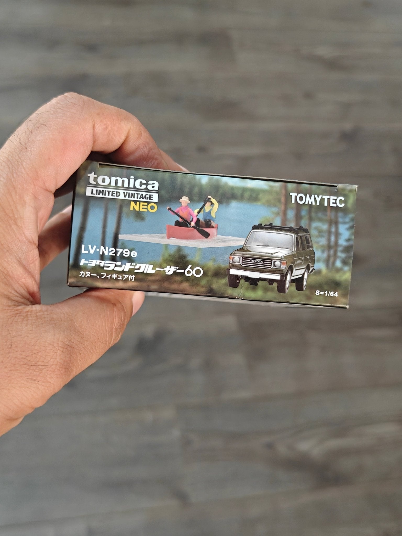 Tomytec LV-N279e Toyota Land Cruiser 60 - Olive (Canoe, Figurines Included) - Kinder Logs
