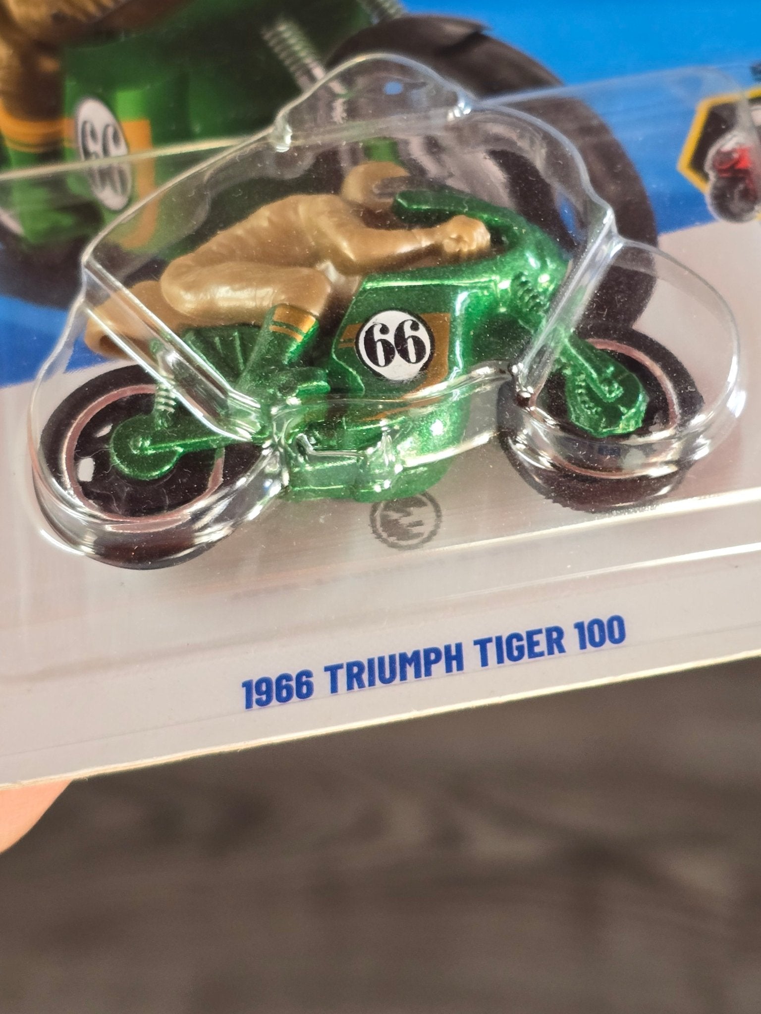 Treasure Hunt Hot Wheels 1966 Triumph Tiger 100 (Carded) - Kinder Logs
