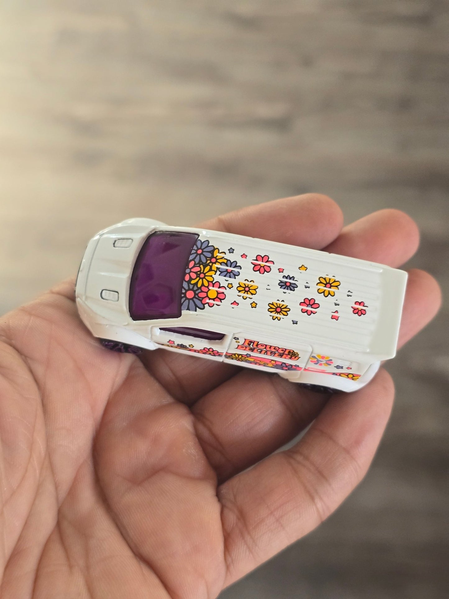 Treasure Hunt Hot Wheels Ford Transit Flower Delivery Van (Uncarded - New) - Kinder Logs