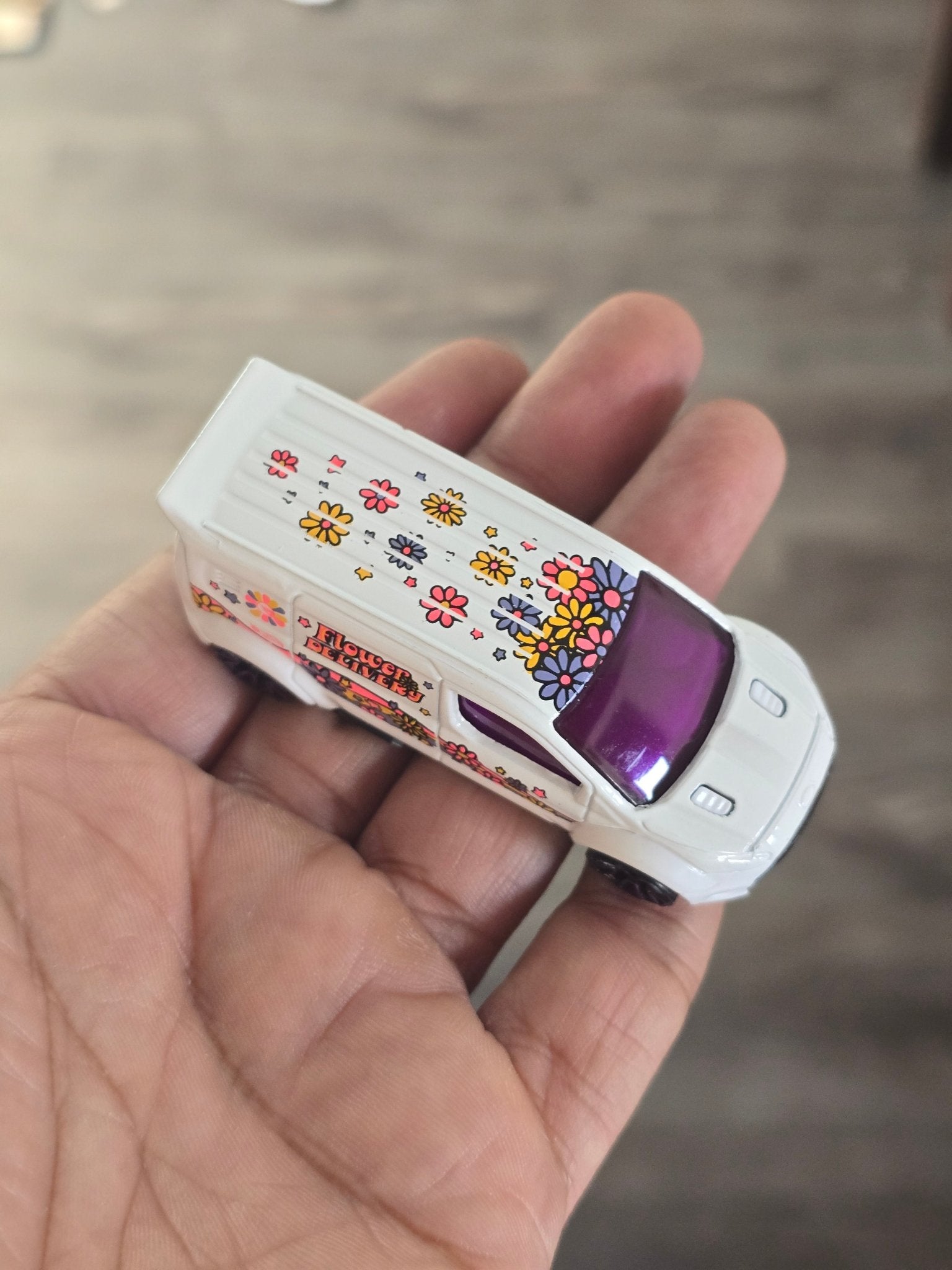 Treasure Hunt Hot Wheels Ford Transit Flower Delivery Van (Uncarded - New) - Kinder Logs