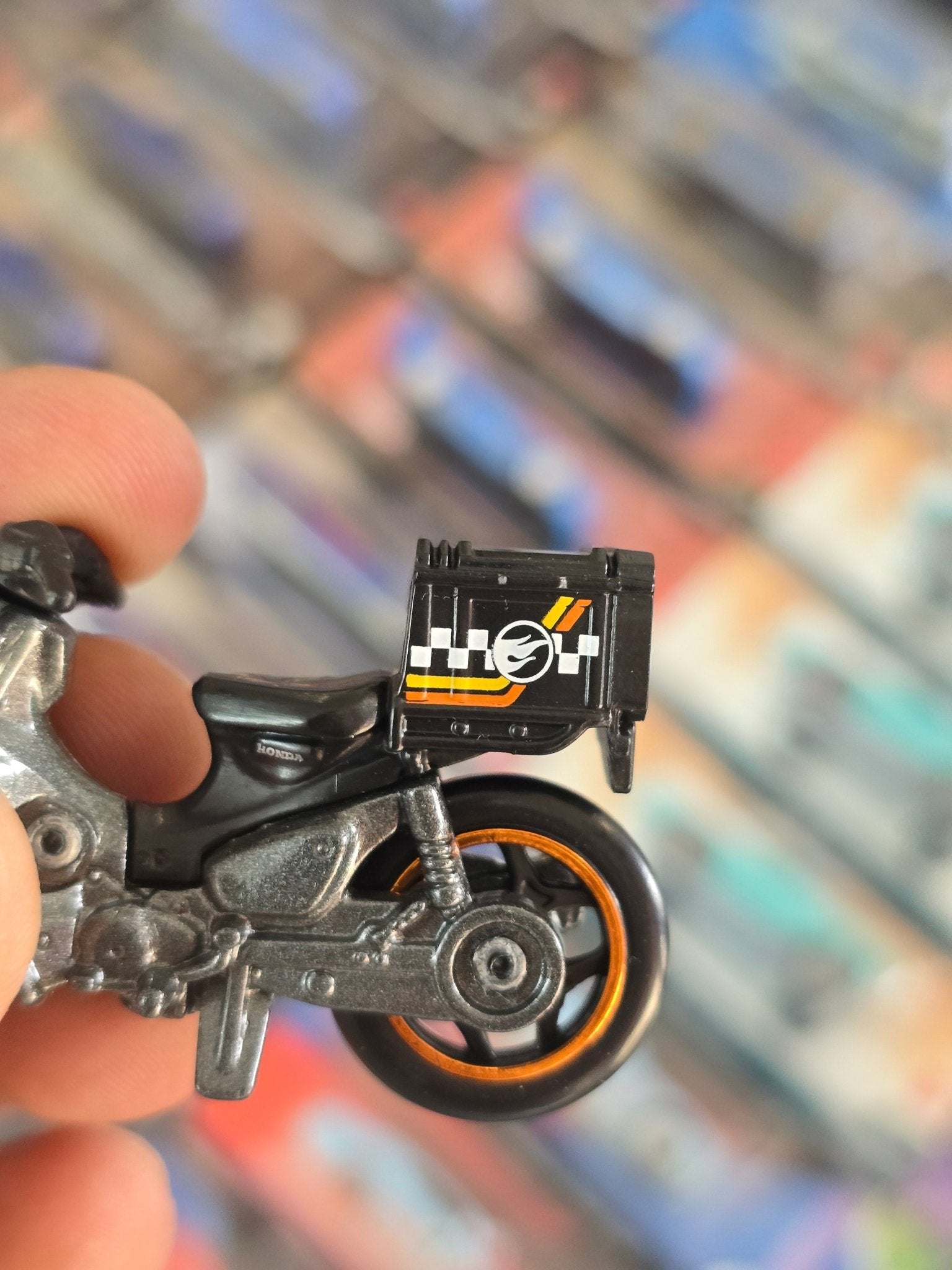 Treasure Hunt Hot Wheels Honda Super Cub Custom (Uncarded) - Kinder Logs