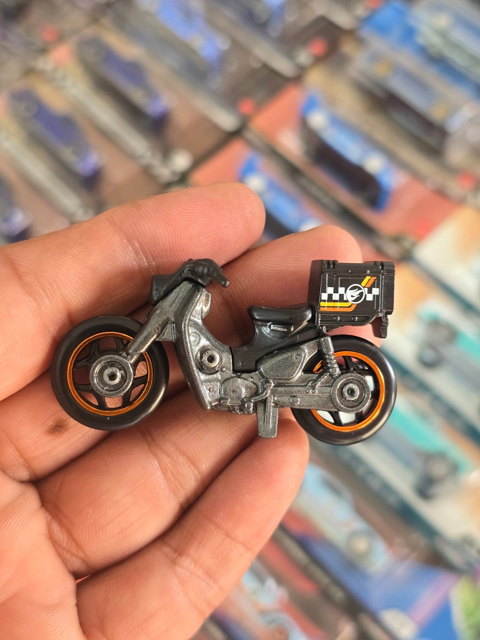 Treasure Hunt Hot Wheels Honda Super Cub Custom (Uncarded) - Kinder Logs