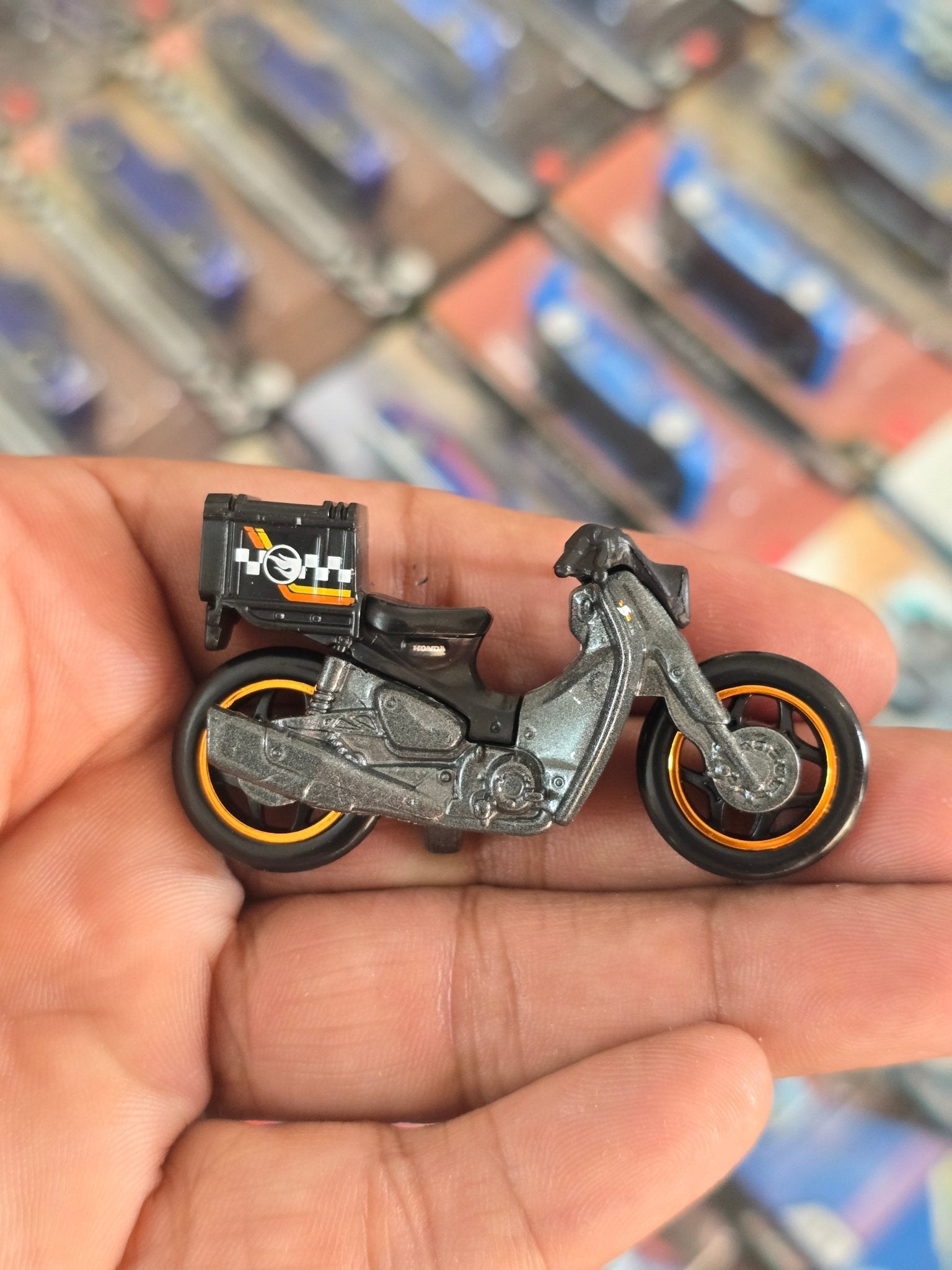 Treasure Hunt Hot Wheels Honda Super Cub Custom (Uncarded) - Kinder Logs