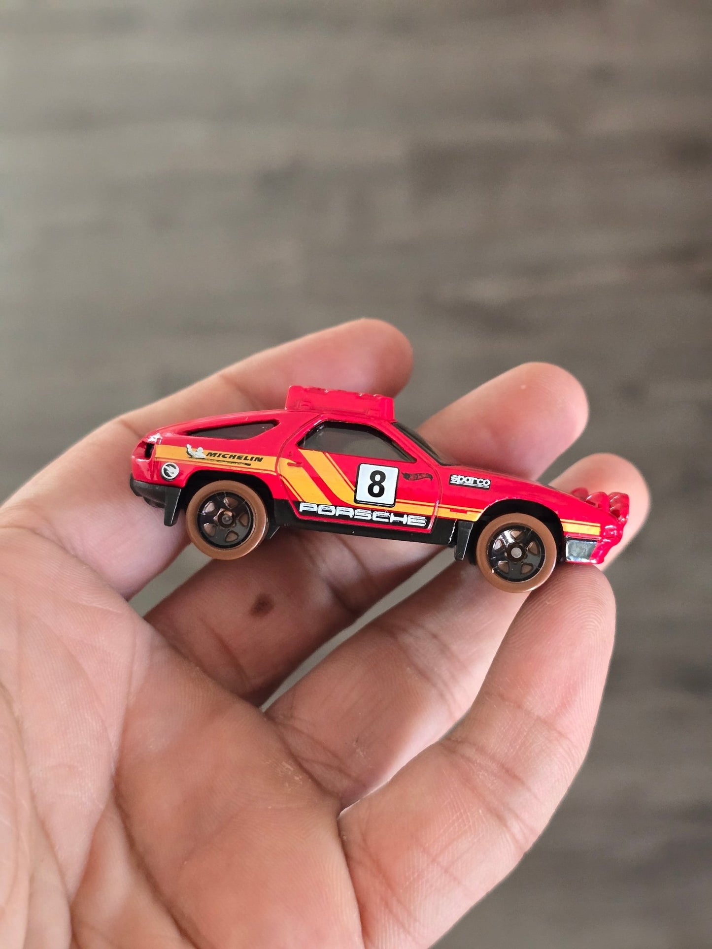 Treasure Hunt Hot Wheels Porsche 928S Safari (Uncarded - New) - Kinder Logs