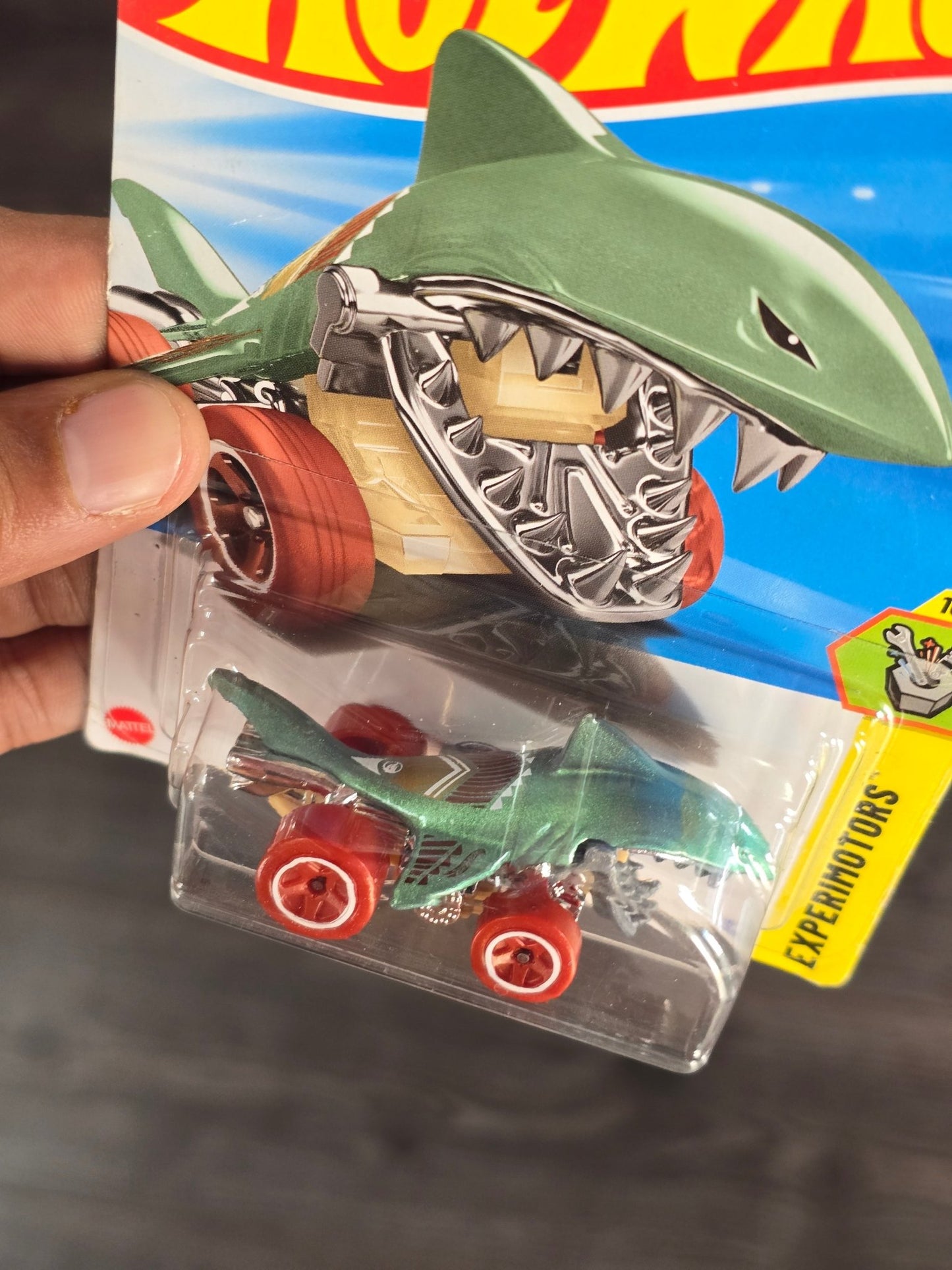 Treasure Hunt Hot Wheels Shark Bite (Carded - Creased Card) - Kinder Logs