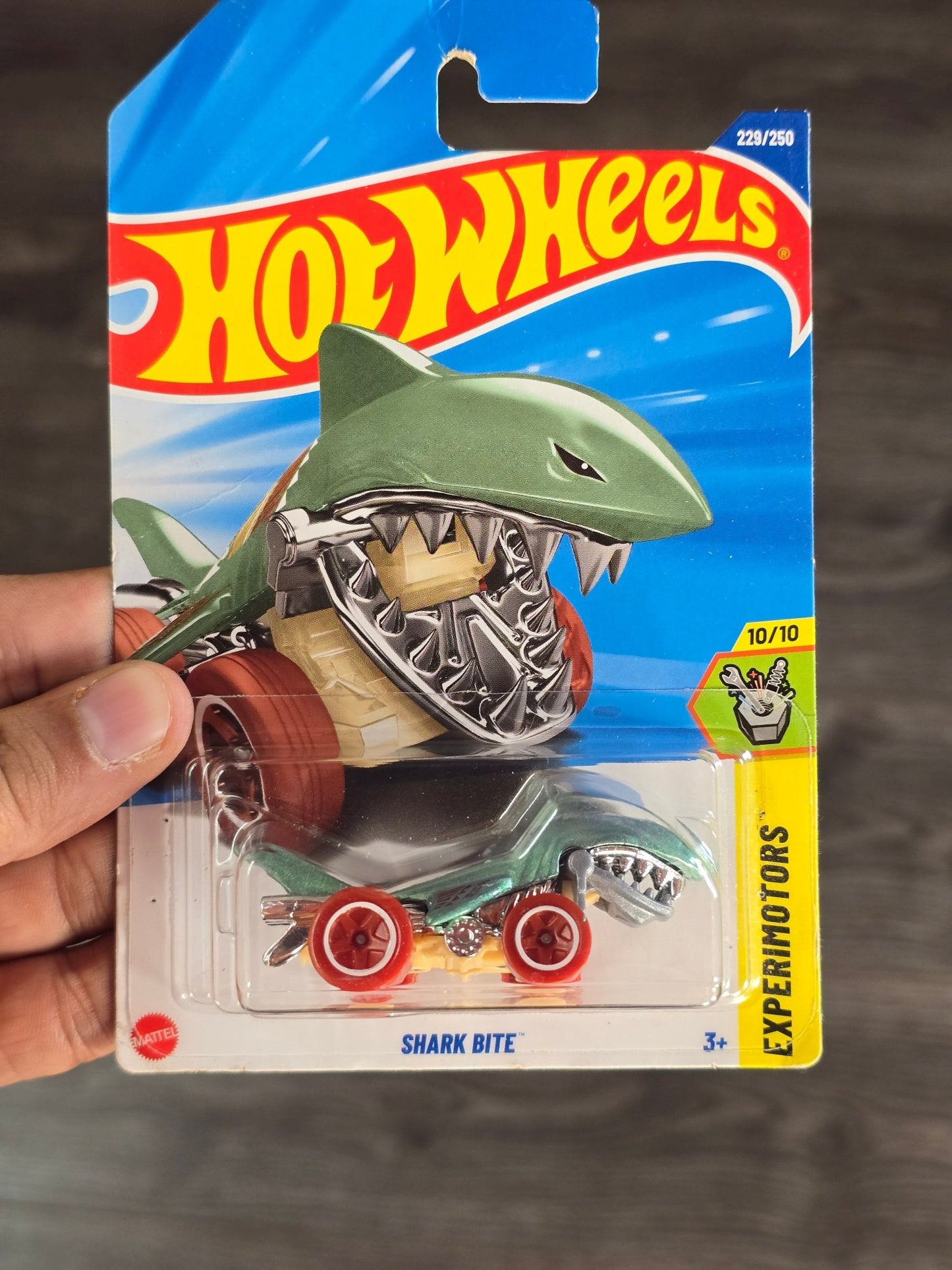 Treasure Hunt Hot Wheels Shark Bite (Carded - Creased Card) - Kinder Logs