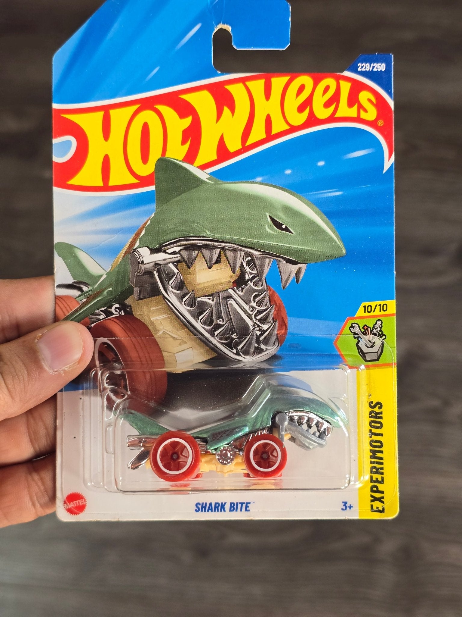 Treasure Hunt Hot Wheels Shark Bite (Carded - Creased Card) - Kinder Logs