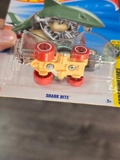 Treasure Hunt Hot Wheels Shark Bite (Carded - Creased Card) - Kinder Logs