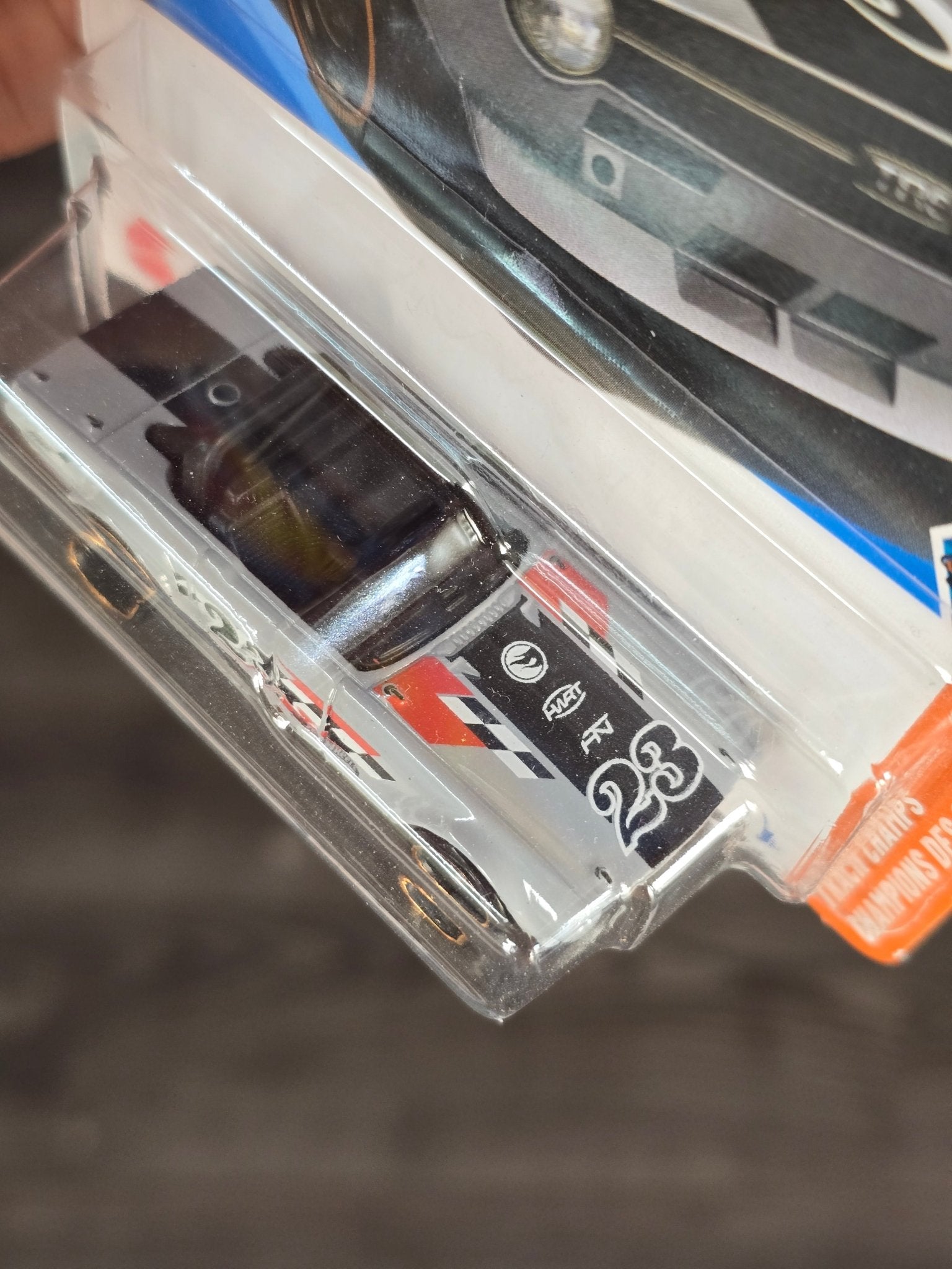 Treasure Hunt Hot Wheels Triumph TR6 (Carded) - Kinder Logs