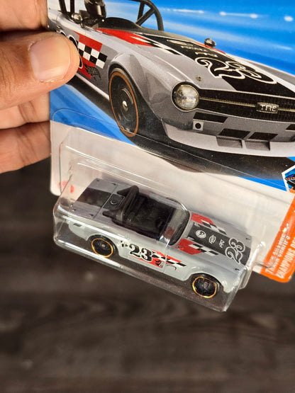 Treasure Hunt Hot Wheels Triumph TR6 (Carded) - Kinder Logs