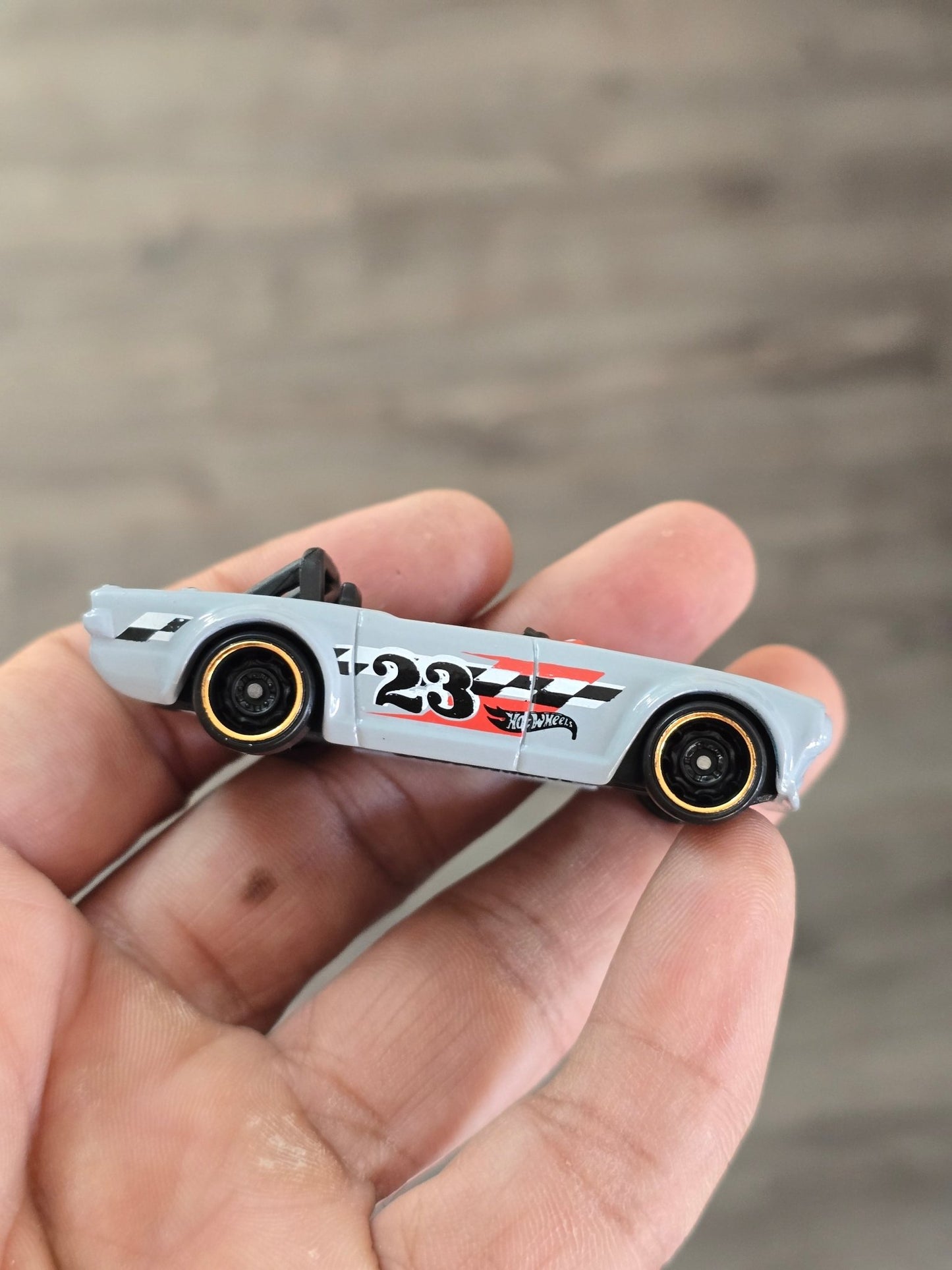 Treasure Hunt Hot Wheels Triumph TR6 (Uncarded - New) - Kinder Logs