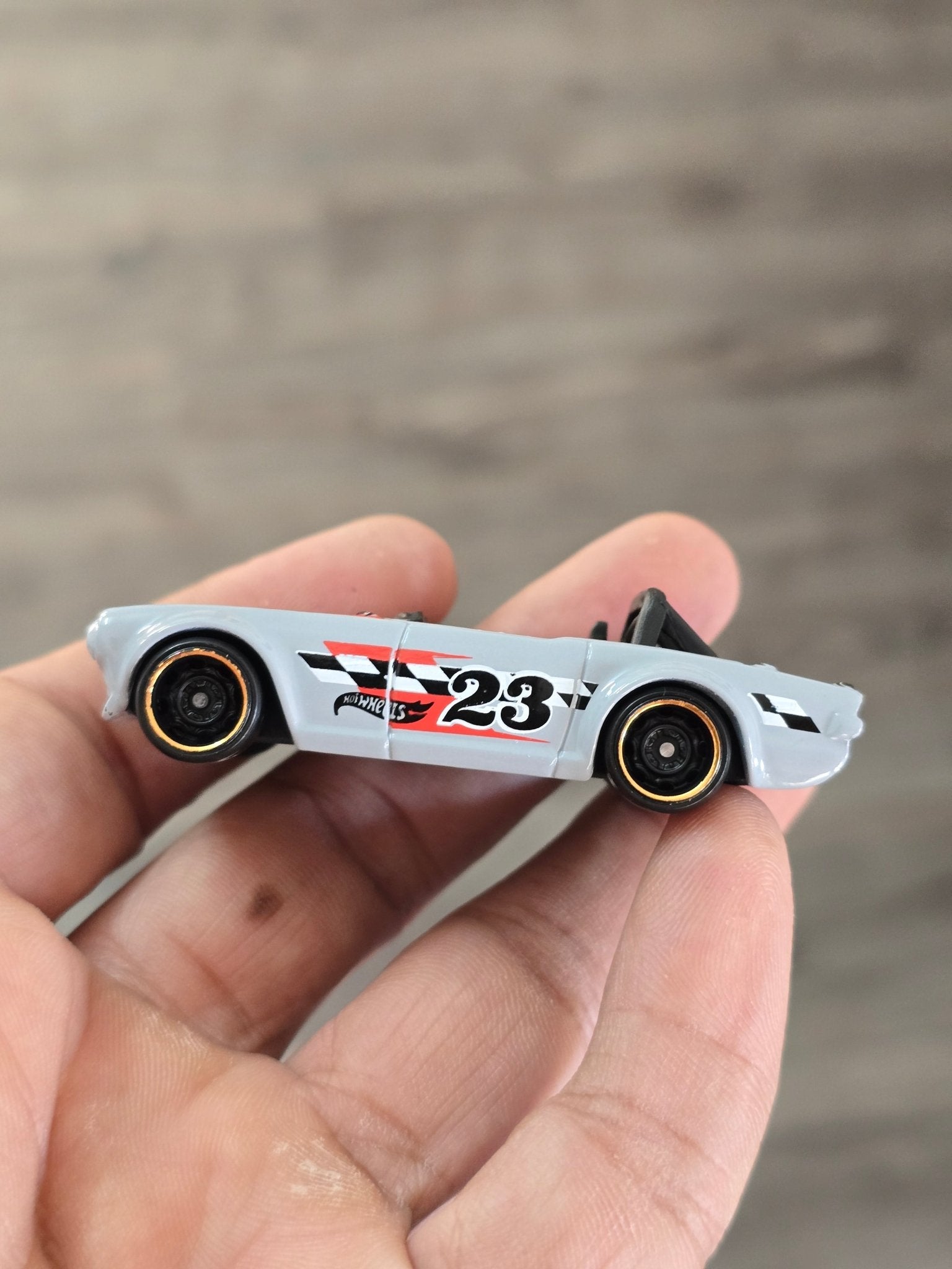 Treasure Hunt Hot Wheels Triumph TR6 (Uncarded - New) - Kinder Logs