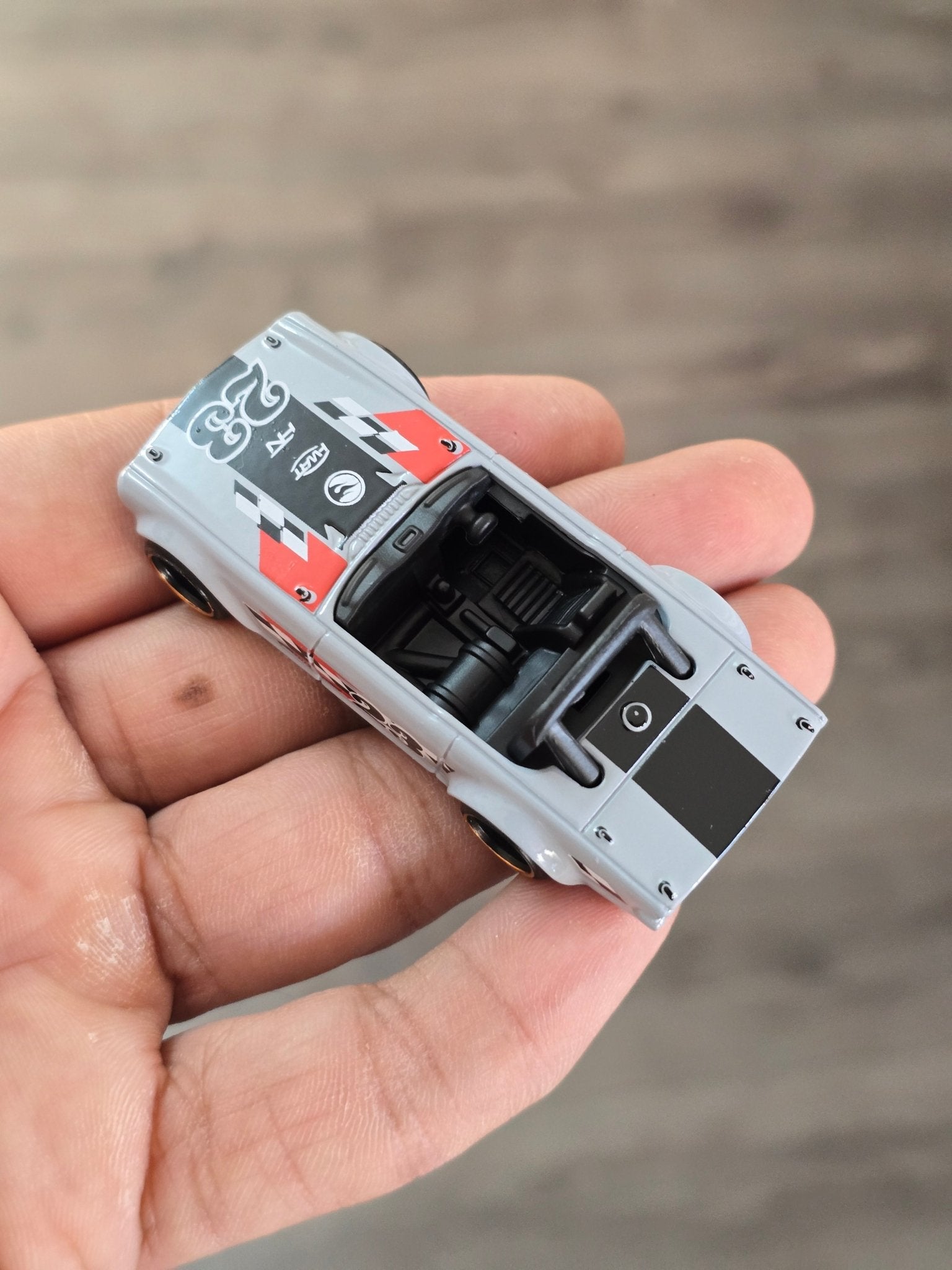 Treasure Hunt Hot Wheels Triumph TR6 (Uncarded - New) - Kinder Logs