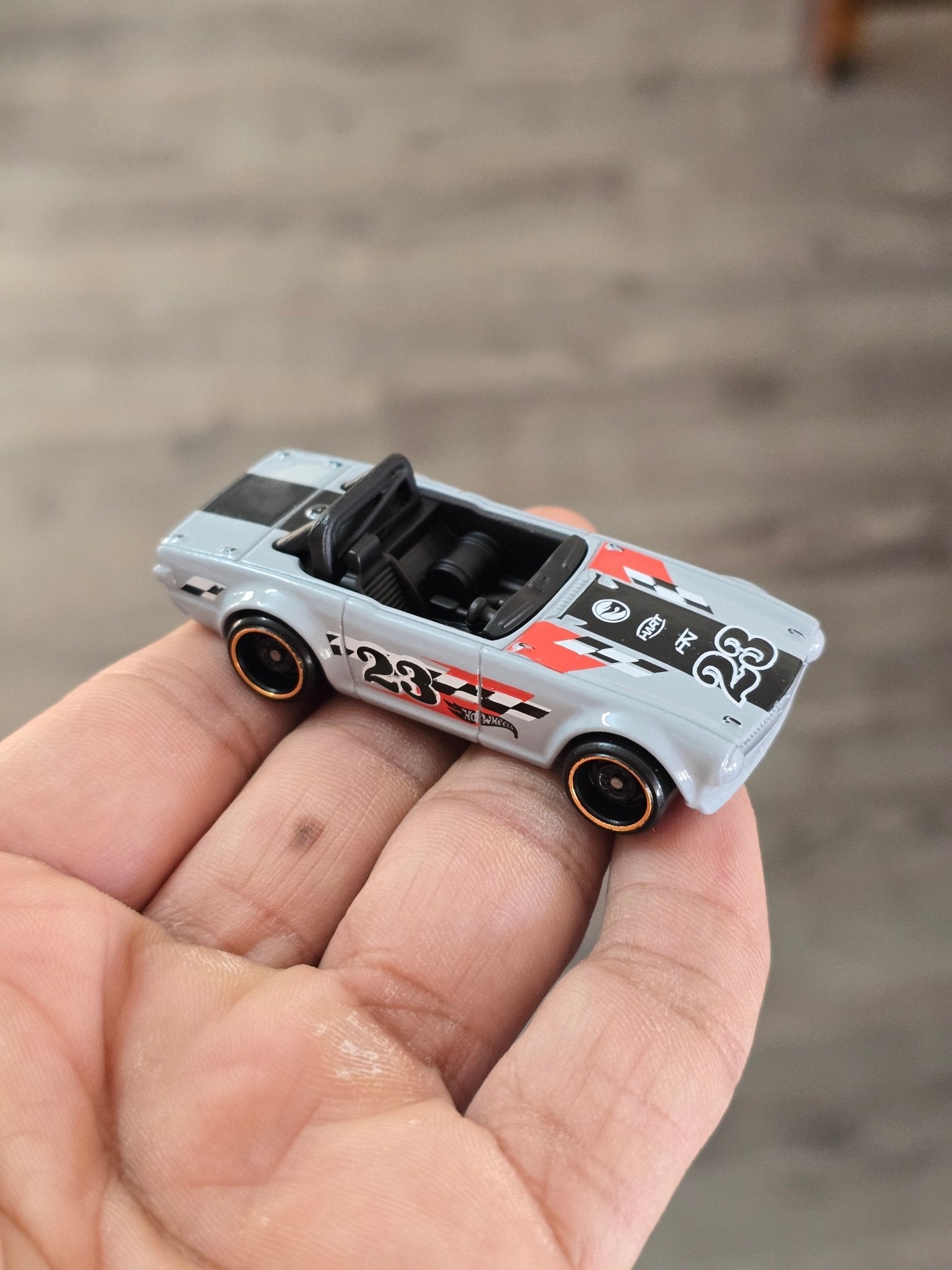 Treasure Hunt Hot Wheels Triumph TR6 (Uncarded - New) - Kinder Logs