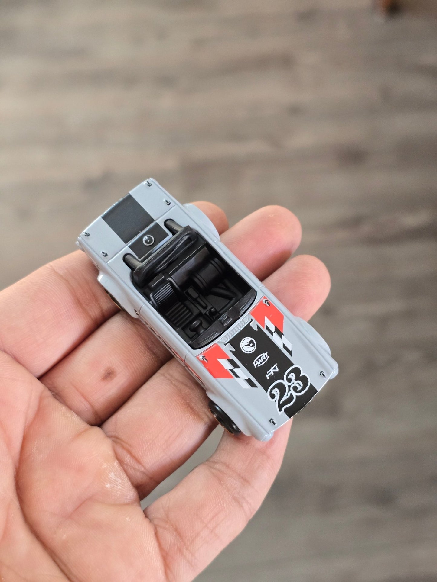 Treasure Hunt Hot Wheels Triumph TR6 (Uncarded - New) - Kinder Logs